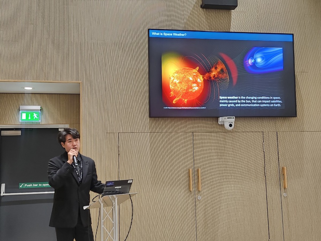 Vincent-Daniel Yun presenting solar AI research at ESA SPAICE 2024